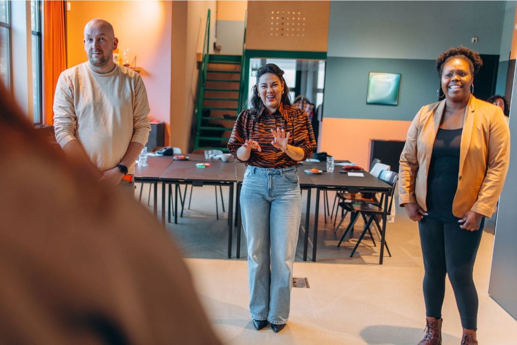 Deelnemers hebben plezier tijdens de training Overtuigen van Happy Good Talk Deelnemers hebben plezier tijdens de training Overtuigen van Happy Good Talk